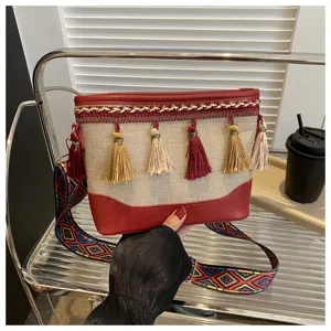 Sac bandoulière en toile bohème avec sangle ethnique colorée et élégants détails de franges de glands.