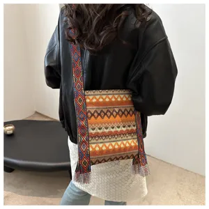 Sac à bandoulière ethnique rétro pour femme avec sangle tissée large et motifs géométriques élégants.