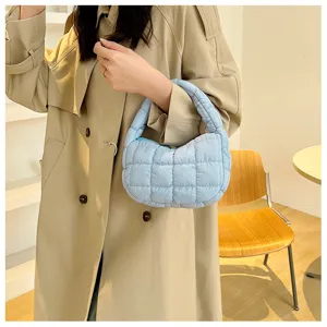 Sac a main matelasse tendance pour femme, petit sac casual unie automne hiver chic.