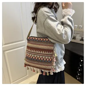 Sac bandouliere tisse style ethnique avec glands colores, sac epaule retro pour femmes usage.