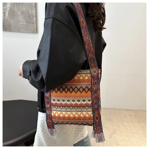 Sac bandoulière tissé style ethnique avec large sangle géométrique et franges pour femmes