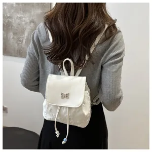 Détails du mini sac à dos blanc papillon, petit sac élégant et léger pour femmes.