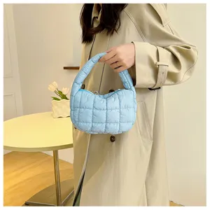 Sac à main matelassé bleu clair pour femmes, sac nuage chic pour un usage quotidien.