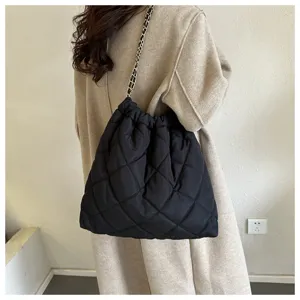 Schwarze gesteppte Nylon-Umhängetasche mit Kette, große lässige Winter-Tragetasche.