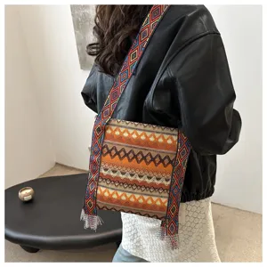 Sac bandoulière tissé de style ethnique avec large sangle et franges pour femme au quotidien.