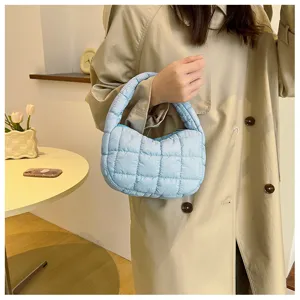 Vue détaillée du sac à main matelassé uni pour femme, petit sac tendance et élégant.