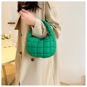Vue détaillée d'un sac à main matelassé vert dans une scène quotidienne, design élégant.