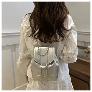 Sac à dos élégant en similicuir argenté pour femmes, style coréen chic avec chaîne.