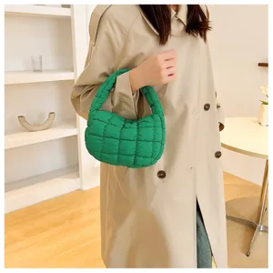 Détail de sac à main matelot vert, petit sac fourre-tout tendance pour femme au quotidien.
