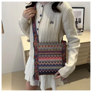 Sac bandoulière tissé ethnique avec large sangle et franges, sac élégant pour femmes