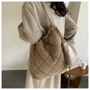 Detailansicht der gesteppten Kettenschultertasche, grosse modische Tasche mit Etui.