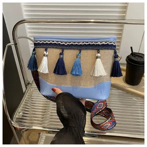 Sac à bandoulière ethnique à franges avec sangle tissée et bordure en PU bleu pour femmes.