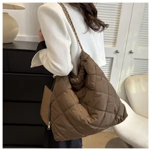 Detailansicht der braunen gesteppten Hobo-Tasche mit Kettengurt und Etui im Innenbereich.