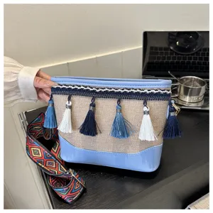 Vue détaillée du sac à main à franges ethniques avec bandoulière tissée et cuir bleu.