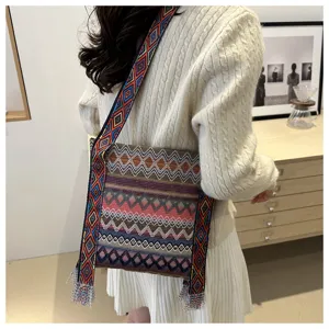Sac à bandoulière tissé style ethnique rétro pour femme, fourre-tout large avec franges.