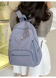 Vue détaillée d'un sac à dos décontracté avec design spacieux et tissu résistant et pratique.