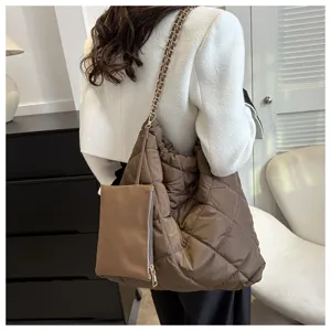 Detailansicht der eleganten gesteppten Schultertasche mit Kettengurt und kleiner Tasche.