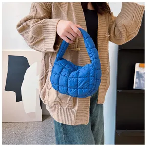 Vue détaillée d'un sac à main matelassé bleu tendance pour femmes, chic et polyvalent.