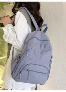 Vue détaillée du sac à dos lavande décontracté avec plusieurs poches et un beau style.