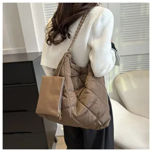 Grosse kapazitaet gesteppte schultertasche mit kette, vielseitige winter tote und unterarmtasche.