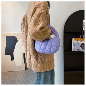 Vue détaillée du sac porté épaule matelassé violet tendance au design nuage très doux.