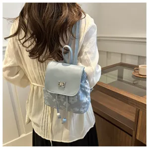 Petit sac à dos tendance pour femme avec décor papillon, léger et élégant pour le quotidien.