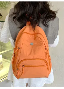 Sac à dos de voyage en nylon décontracté pour femme et homme, léger et pratique.