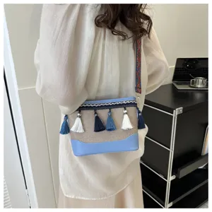 Sac à bandoulière élégant pour femme avec glands ethniques, design bleu et beige pour le style.
