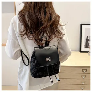 Petit sac à dos noir pour femme avec décor de papillon, sac seau élégant pour usage quotidien.