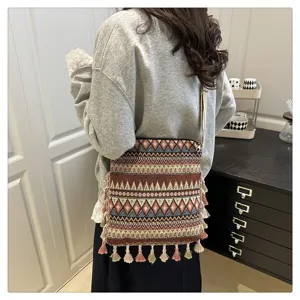 Vue de dos d'un sac bandoulière bohème ethnique vintage avec des détails de franges.