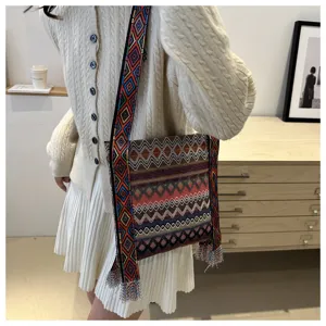 Vue détaillée du sac bandoulière tissé de style ethnique rétro avec large sangle.