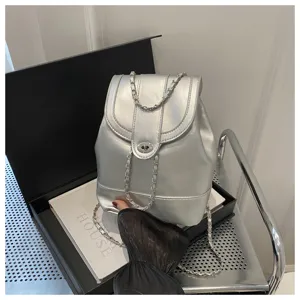 Sac à dos élégant en chaîne argentée pour femmes, mini sac de voyage tendance avec serrure.