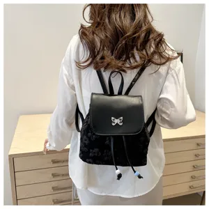 Sac à dos mini noir élégant pour femme avec élégant décor papillon et style seau.