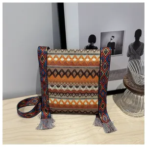 Vue détaillée du sac à bandoulière ethnique bohème pour femme avec sangle et franges.