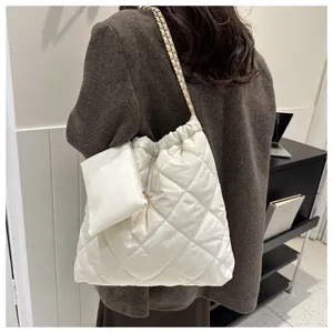 Detailansicht der eleganten weißen gesteppten Kettentasche mit kleiner zusätzlicher Tasche.