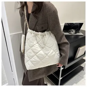 Detailansicht der lässigen weißen gesteppten Kettenschultertasche im stilvollen Look.