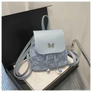 Mini sac à dos femme texture florale avec fermoir papillon et cordon de serrage.