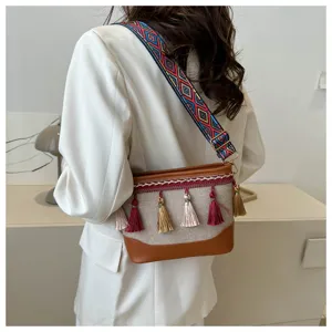 Sac à bandoulière chic en toile style ethnique avec lanière à franges pour femmes.