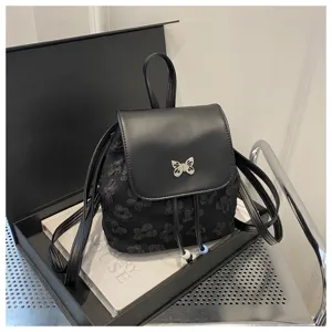 Sac à dos mini noir chic pour femme, sac seau tendance avec joli design de papillon et poignée.