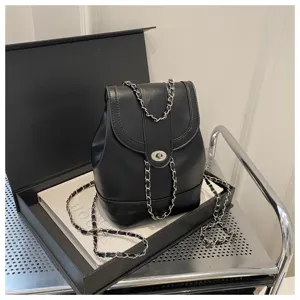 Sac à dos chic en cuir noir avec chaîne pour femme design de luxe élégant sac de voyage