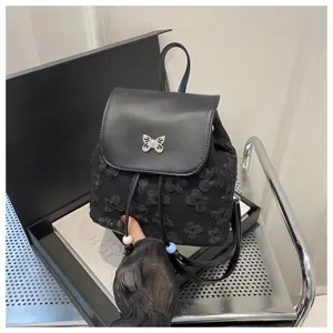 Petit sac a dos noir pour femme avec decor de papillon, sac de voyage casual en cuir PU.