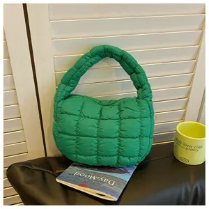 Sac à main matelassé vert pour femme, élégant sac porté épaule tendance, accessoire chic.