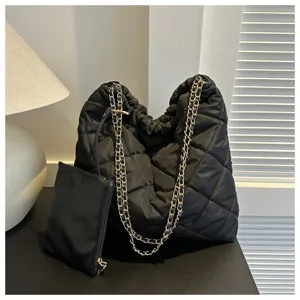 Detailaufnahme der eleganten schwarzen gesteppten Kettentasche mit passender kleiner Tasche.
