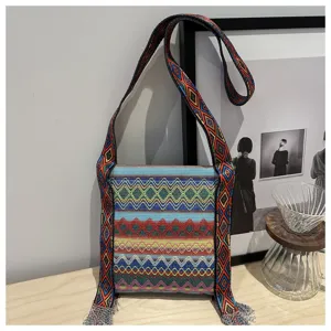 Sac à bandoulière tissé de style ethnique rétro pour femme avec sangle et franges.