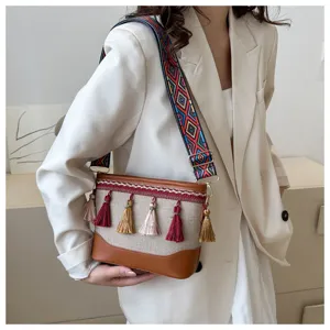 Sac bandoulière en toile style ethnique avec sangle tissée colorée et pompons pour femmes