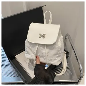 Chic mini sac à dos blanc pour femme, décor papillon élégant, petit sac de voyage pratique.