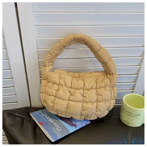 Vue détaillée de sac matelassé, élégant sac puffer kaki de style minimaliste quotidien.