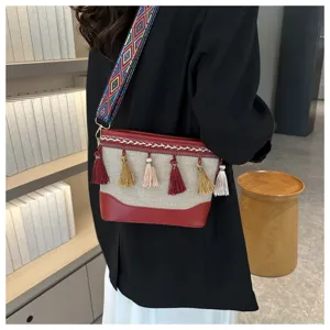 Sac à bandoulière ethnique bohème en toile avec lanière colorée et glands élégants pour femmes.