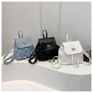 Petit sac à dos pour femme avec texture florale, détail papillon mignon et cordon de serrage.