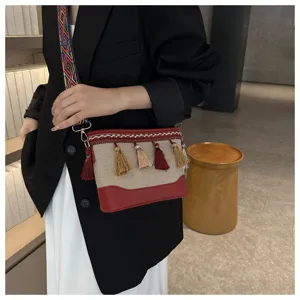 Vue détaillée d'un sac à bandoulière ethnique pour femme avec franges et texture tissée.